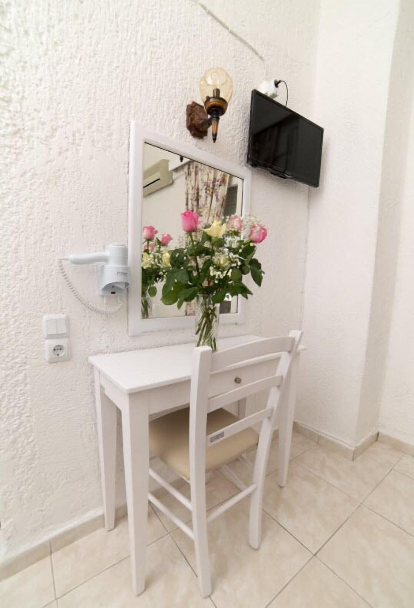 מלון Roxani 3*